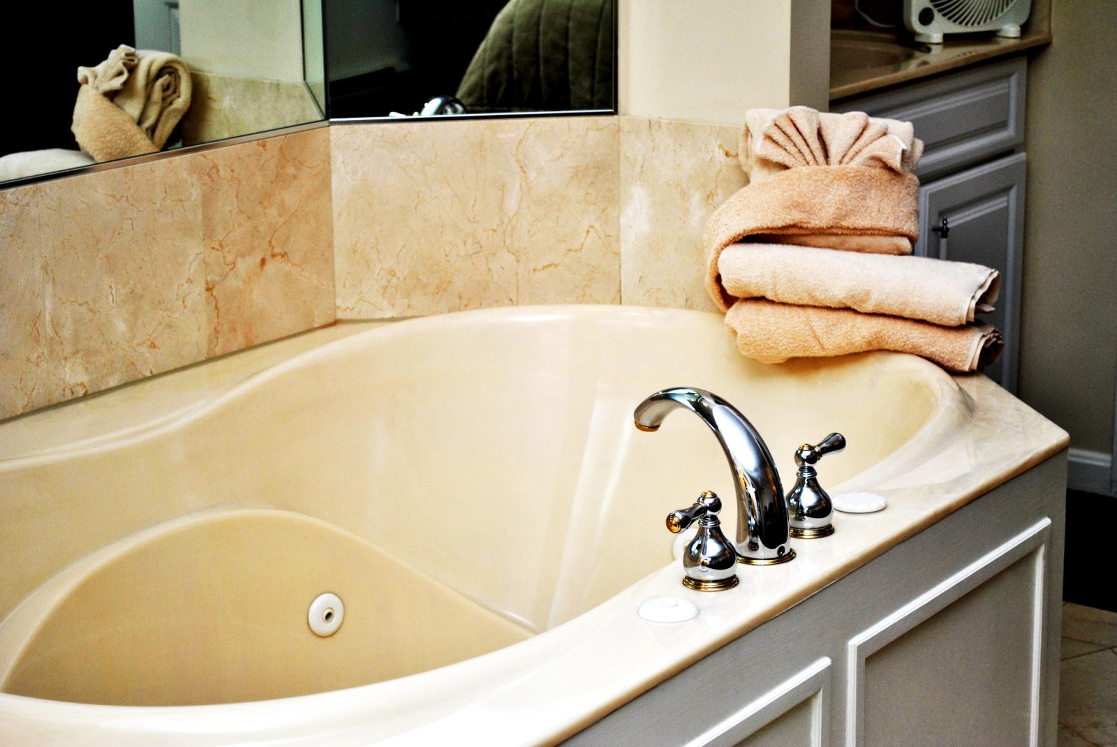 Pri izbiri kopalne kadi je premagala masažna kad